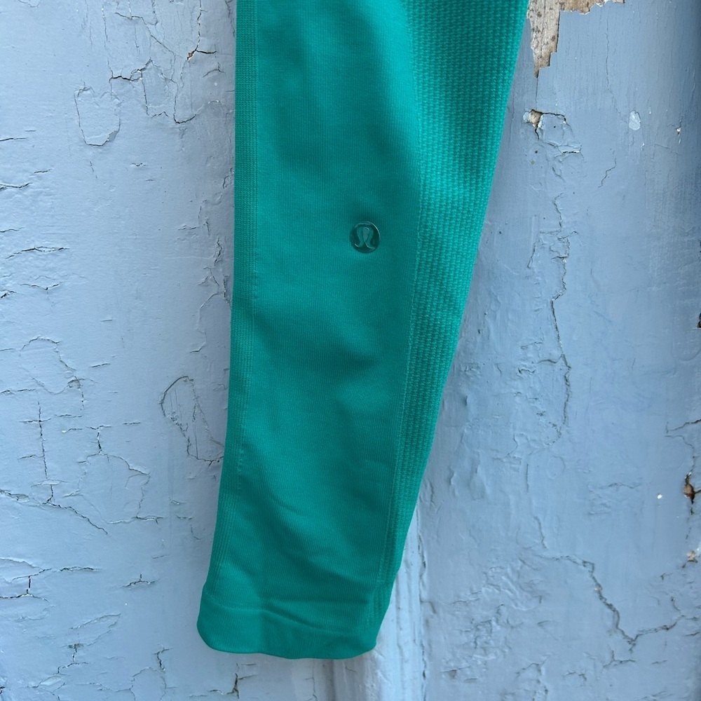 Lululemon Zone In Compression Tight, size 4 - Picture 8 of 9